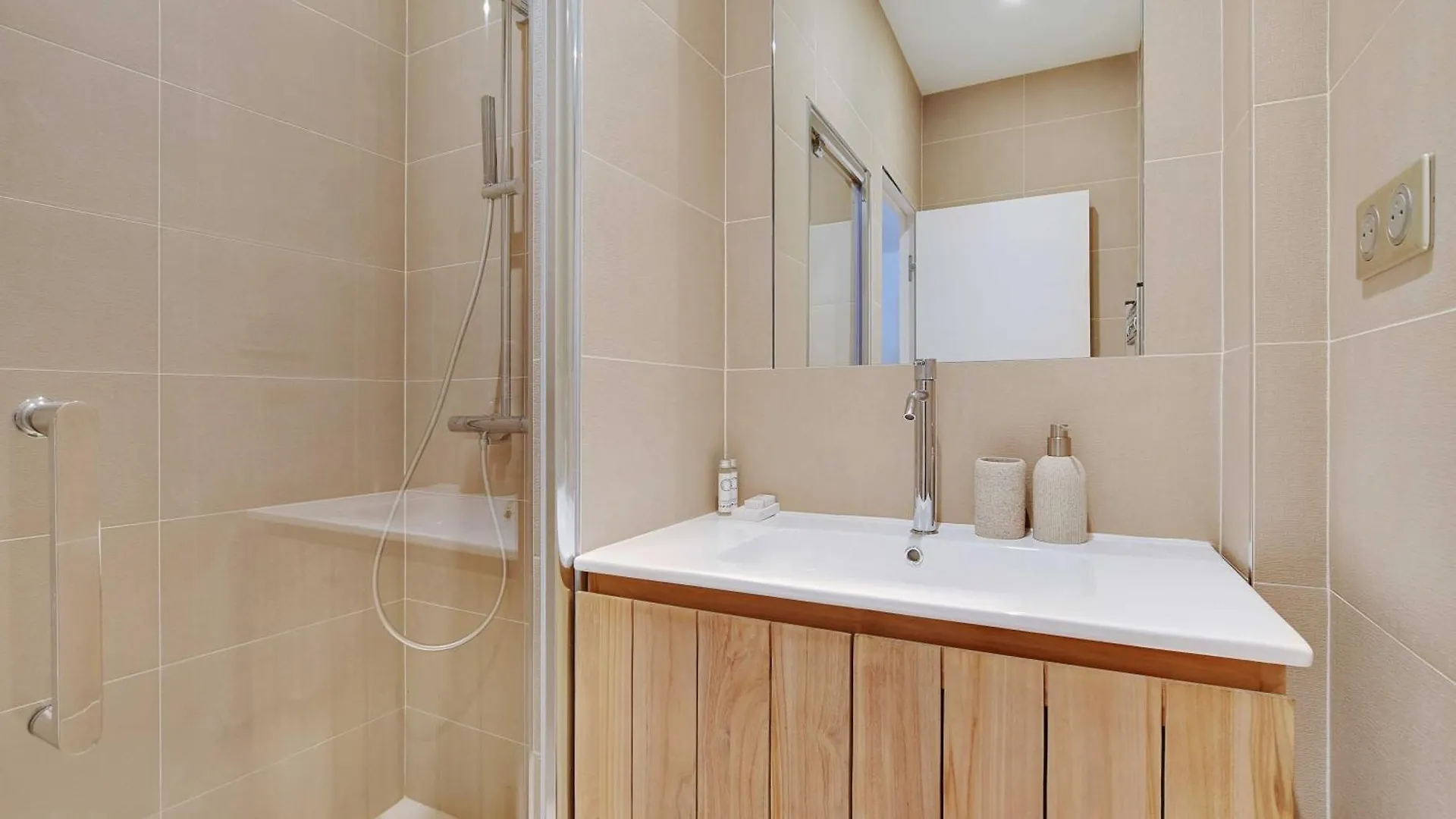 Spacious Apartment - 2Br- 6P - Grandes-Carrieres Paris